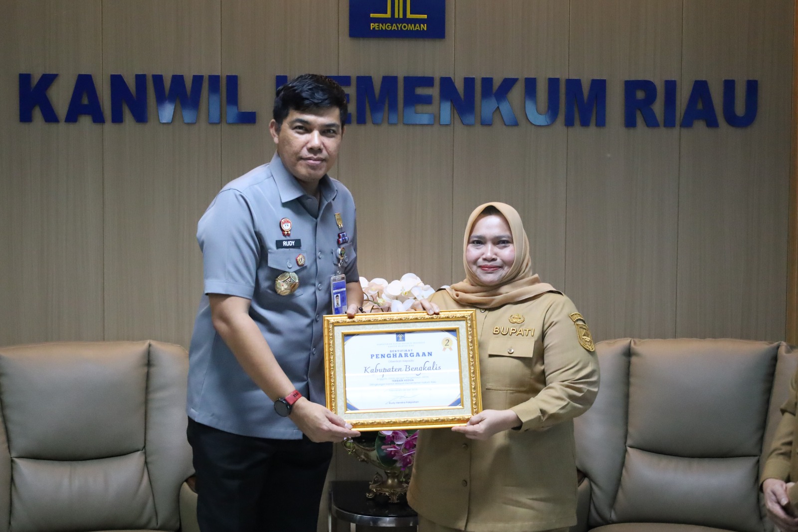 Apresiasi Kinerja Hukum Daerah, Kakanwil Kemenkum Riau Serahkan Penghargaan JDIH Terbaik II ke Bupati Bengkalis