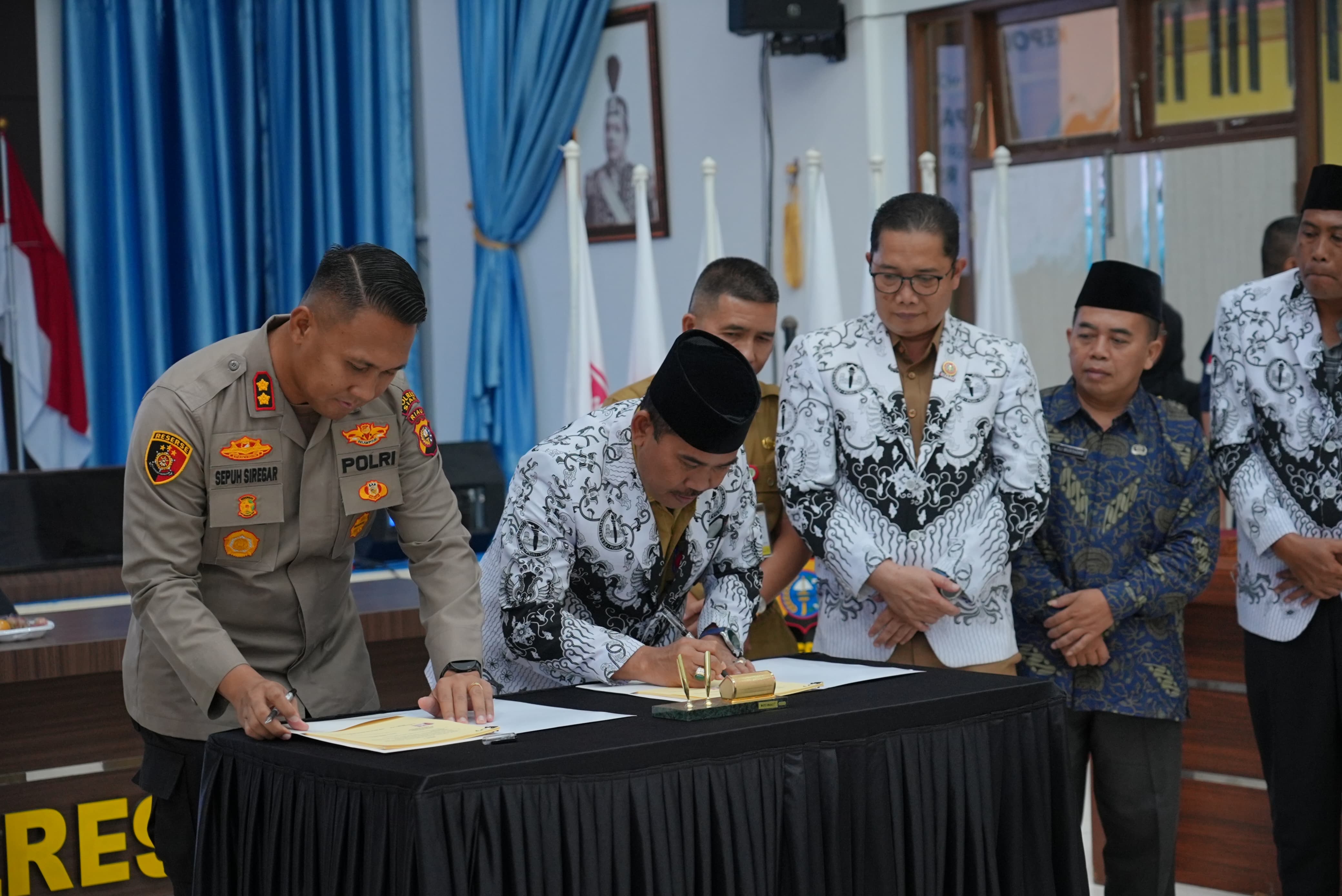 Tandatangani MoU, Polres Siak dan PGRI Perkuat Pendidikan dan Perlindungan Guru
