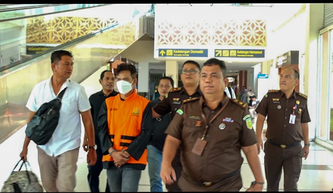 Tim Tabur dan Tim Penyidik Pidsus Kejati Riau Jemput Tersangka HMFA di Bandara SSK II Pekanbaru