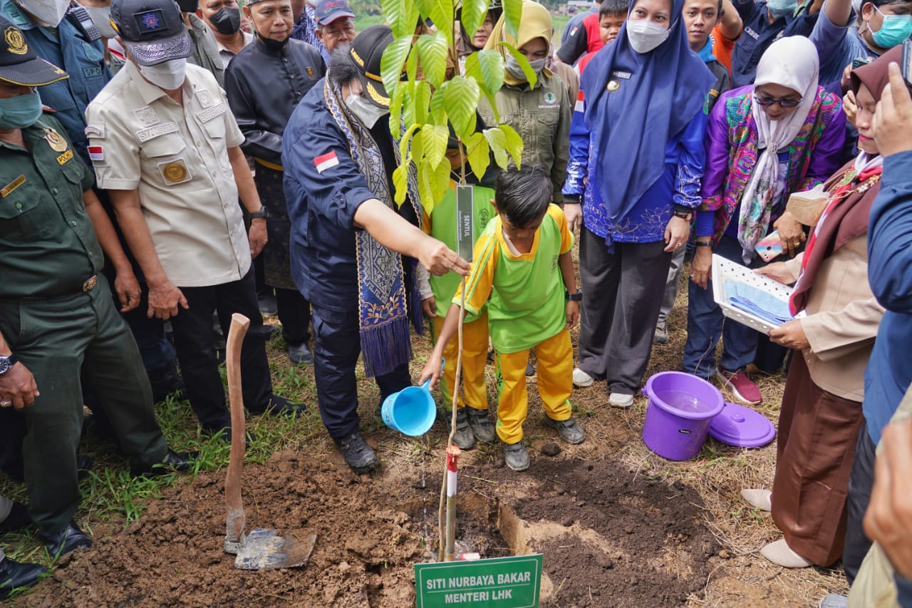 Kunker ke Inhu, Menteri LHK Siti: Pembangunan Harus Diiringi Perbaikan Lingkungan