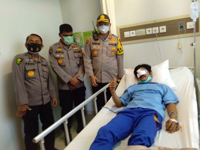 Kapolresta Pekanbaru Bezuk Korban Aksi Tolak Omnibus Law di DPRD Riau