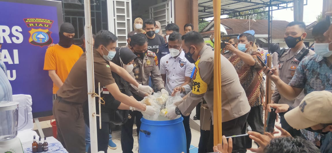 Kapolresta Pekanbaru Musnahkan 13.044, 14 Gram BB Shabu