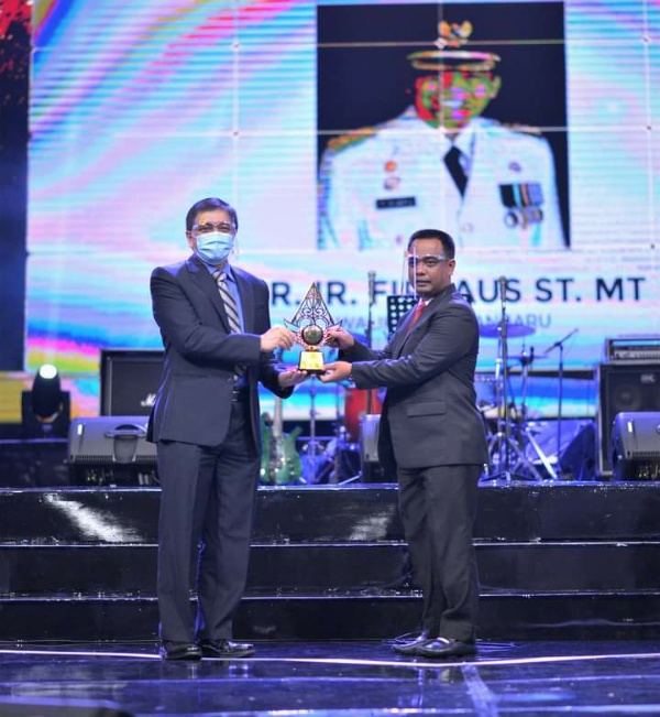 Walikota Pekanbaru Dapat Penghargaan Indonesia Property & Bank Award XV