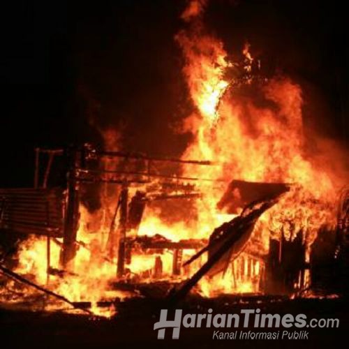 Akibat Sambaran Petir, Rumah Warga Ludes Terbakar