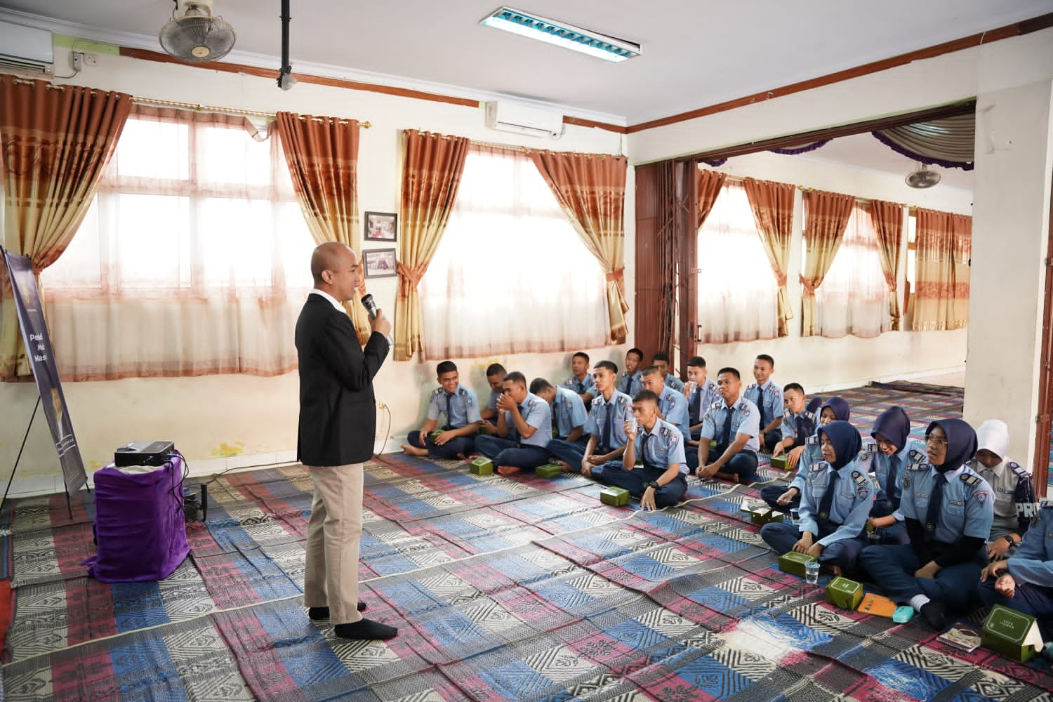 Tim Dosen dan Mahasiswa UIR Beri Penyuluhan Hukum di SMK Multi Mekanik Masmur Pekanbaru