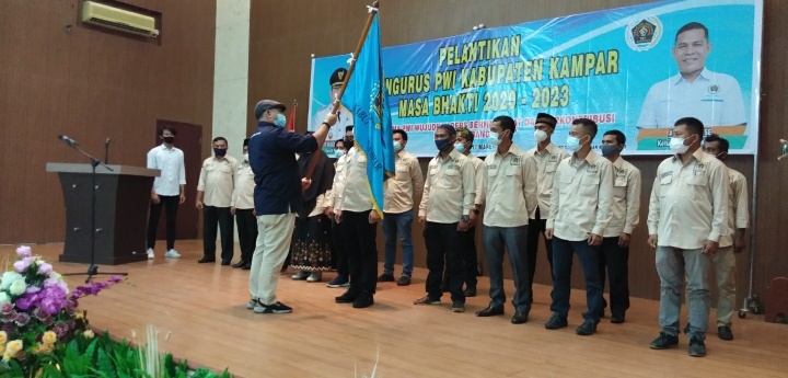 Lantik Pengurus PWI Kampar, Zulmansyah: Jaga Marwah Profesi dan Organisasi