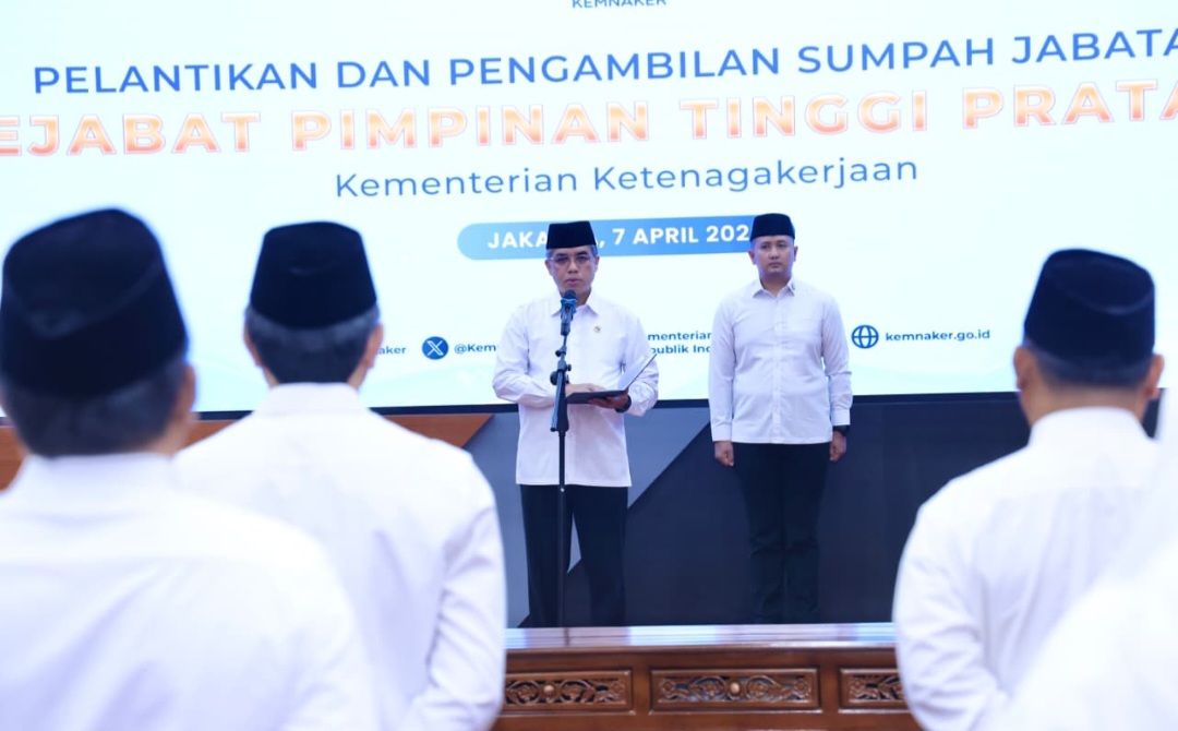 Lantik 12 Pejabat, Menaker: Layanan Publik Harus Jadi Prioritas