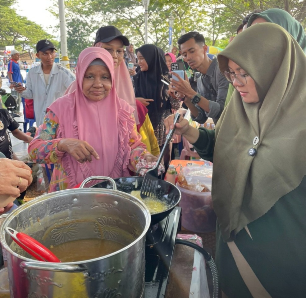 CFD Perdana di Depan Taman Motuyoko, Dr Afni Z Ajak Masyarakat Tualang Jaga Lingkungan Tetap Bersih dan Hijau