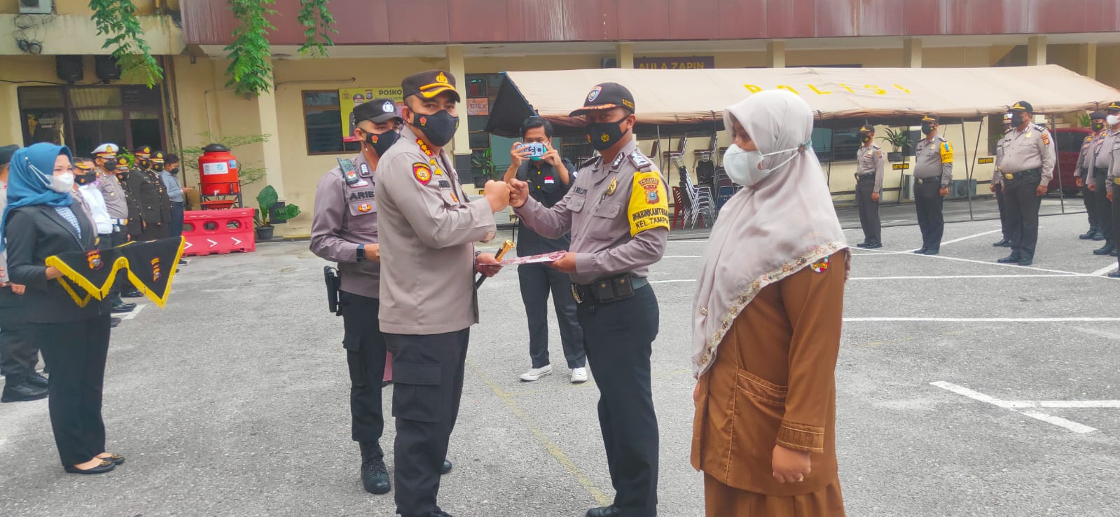 Kapolresta Pekanbaru Beri Penghargaan ke Personel Bhabinkamtibmas dan Nakes