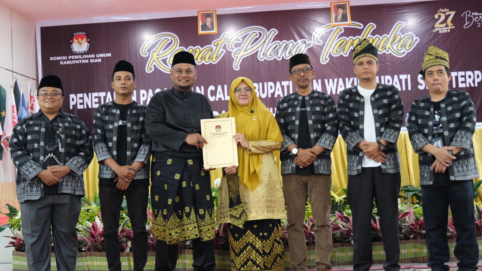 KPU Siak Tetapkan Dr Afni-Syamsurizal Sebagai Bupati Terpilih