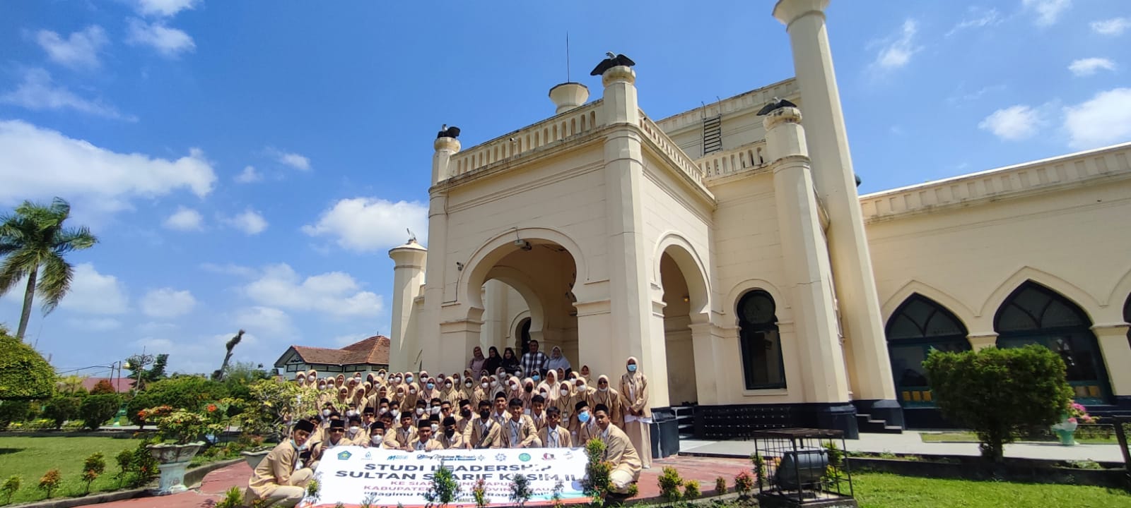 Siswa MAN 4 Pekanbaru Studi Leadership Ke Makam Sultan Syarif Kasim II Di SiakI