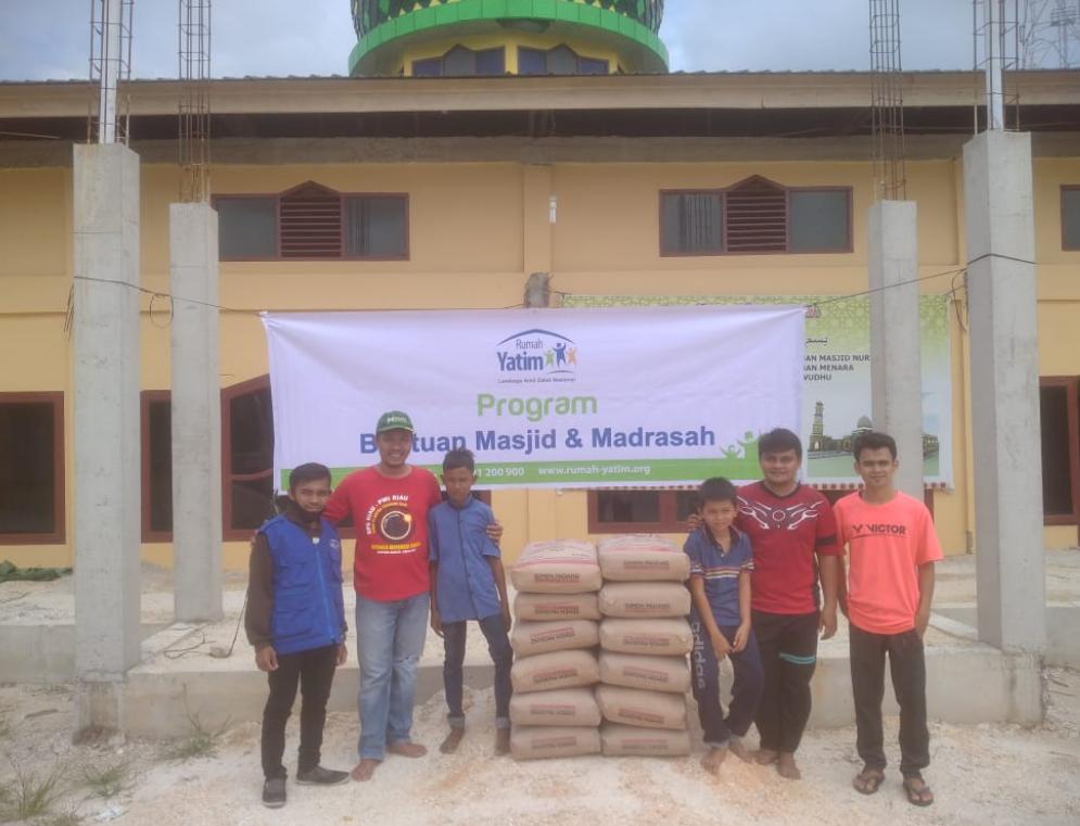 Rumah Yatim Riau Bantu Pembangunan Masjid Nurul Huda