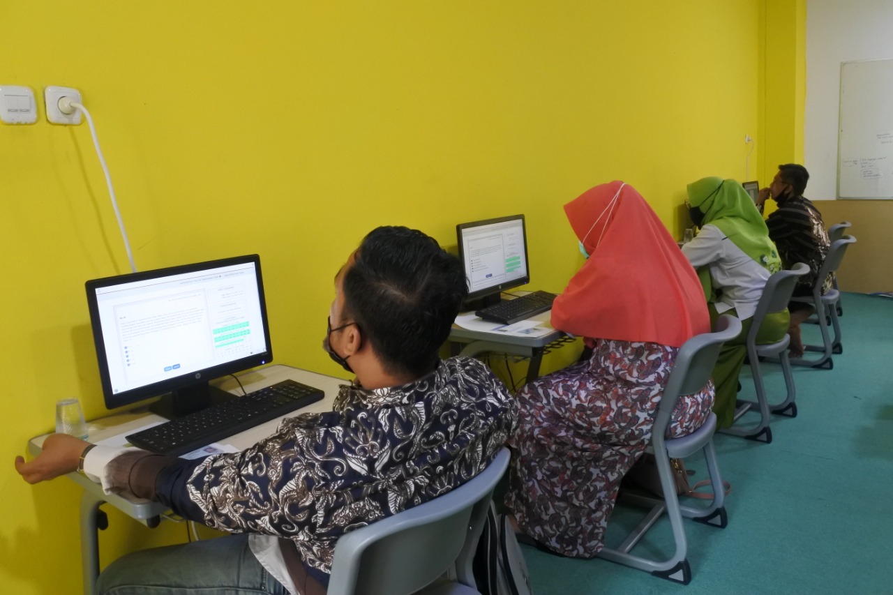 137 Dosen Berbagai PT di Sumatera Test TOEP dan TPDA di Unilak
