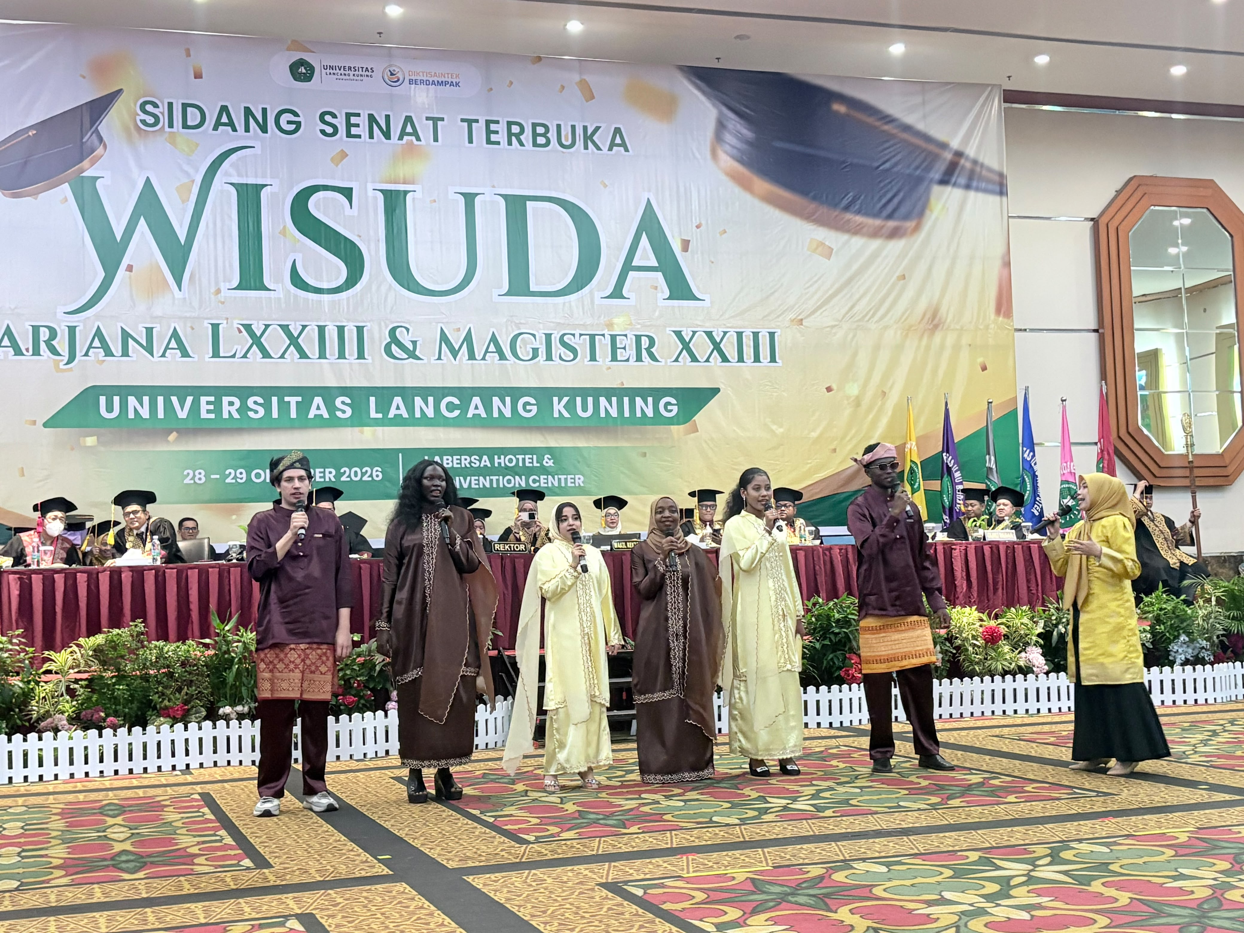 Enam Mahasiswa Internasional Tampil Nyanyi Lagu Lancang Kuning di Acara Wisuda Unilak