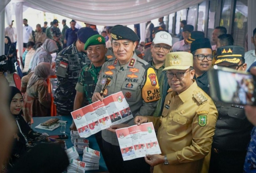 Tinjau TPS Bersama Pj Gubri, Kapolda Riau Irjen Pol M Iqbal: Semoga Provinsi Riau Tetap Damai dan Kondusif