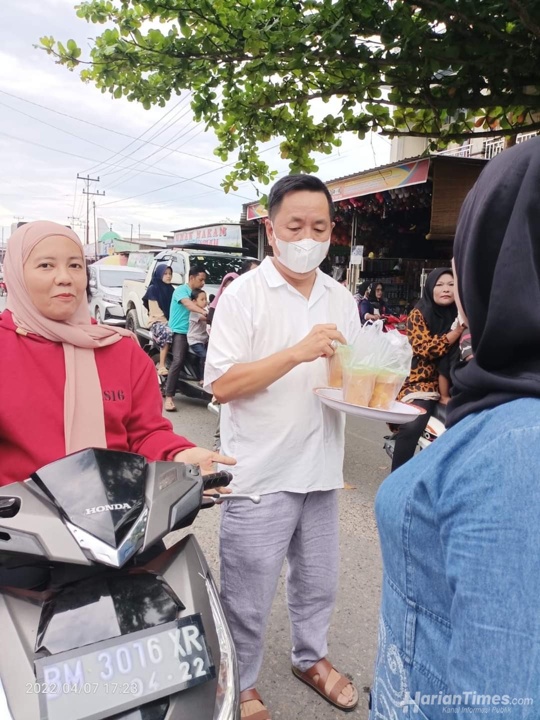 KBI Kuansing Vihara Sriwijaya Berbagi Ribuan Takjil Serentak di Teluk Kuantan dan Baserah