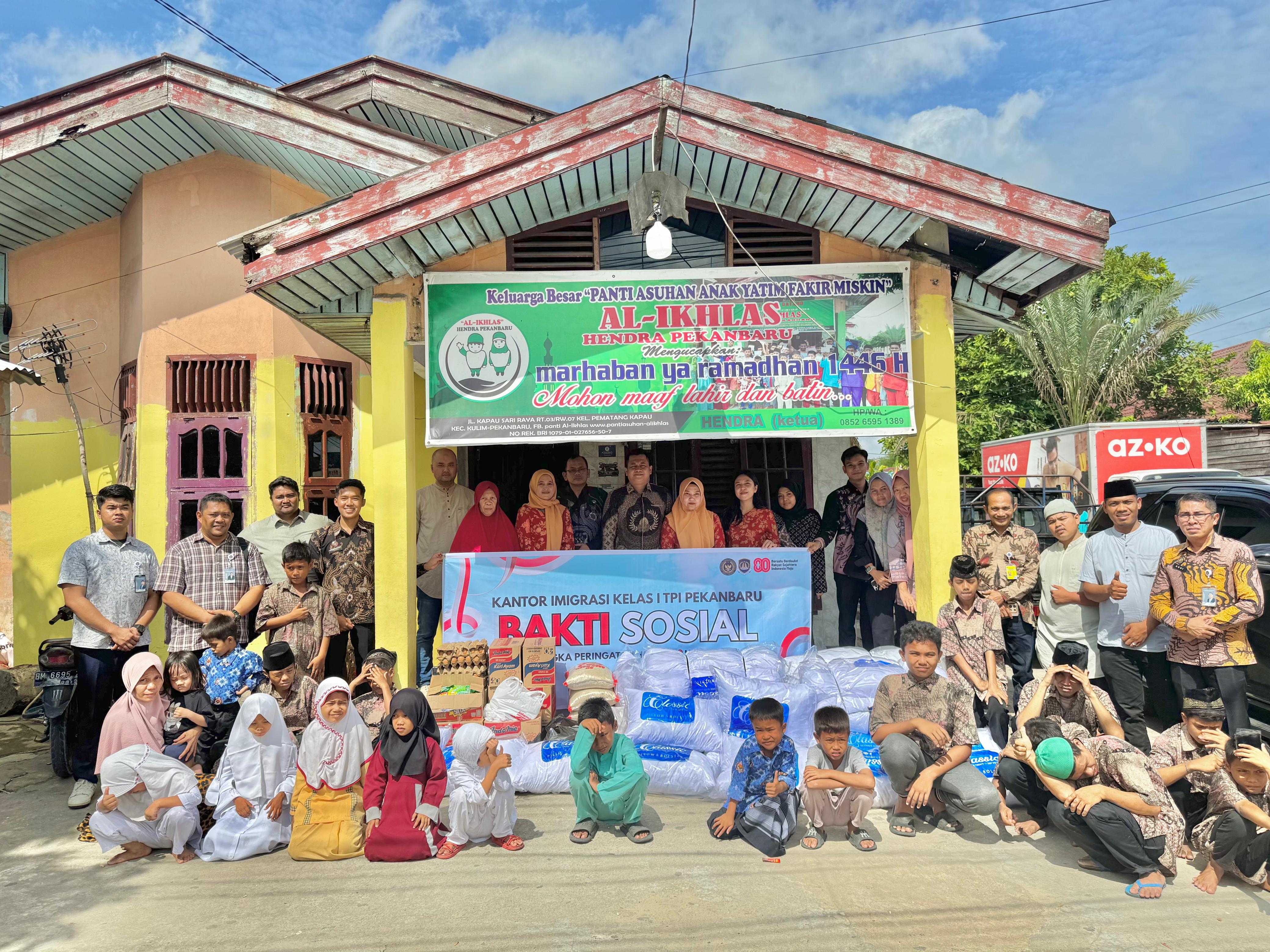 Semangat HUT RI ke-80, Pegawai dan DWP Imigrasi Pekanbaru Bagikan Sembako ke Panti Asuhan Al-Ikhlas