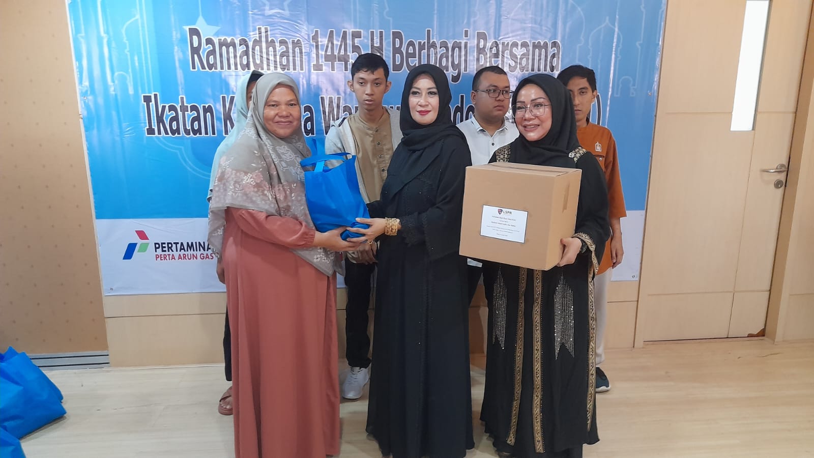 Ramadhan, IKWI Pusat Bagikan 300an Paket Sembako dan Alat Sholat ke ABK dan Anak Yatim