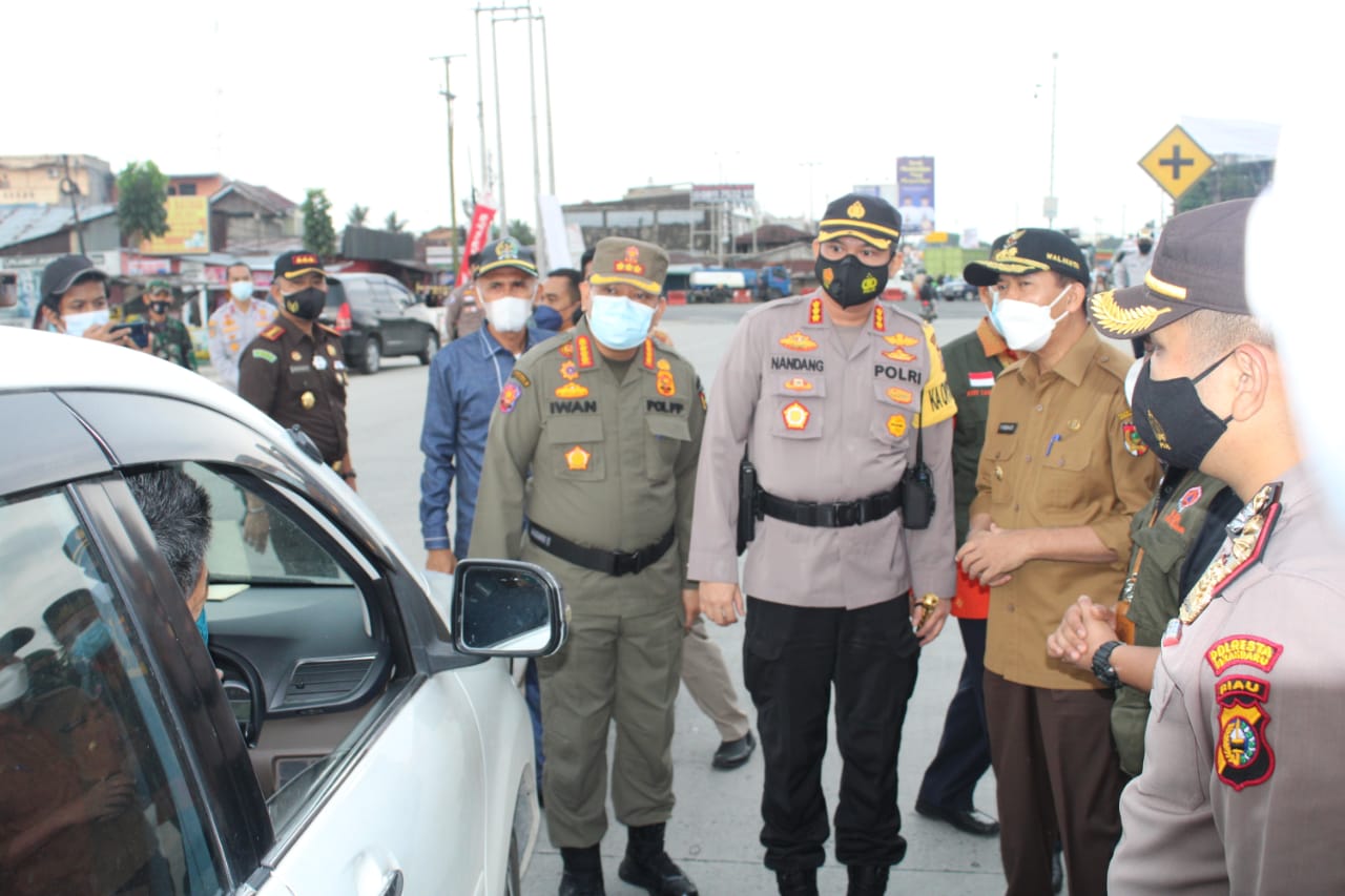 Kapolresta Tinjau Pos Pemeriksaan Peniadaan Mudik di Perbatasan Kota Pekanbaru