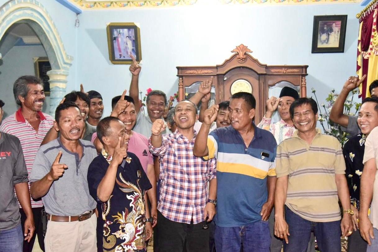 Kabel Listrik Dicantolkan di Pohon Sawit, Masyarakat Simpang Bangko Minta PLN Bantu Tiang Listrik