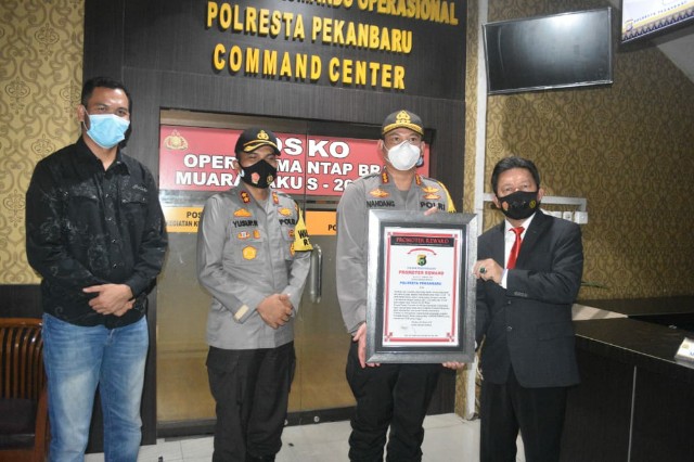 Kapolresta Pekanbaru Terima Penghargaan Promoter Award dari Lemkapi