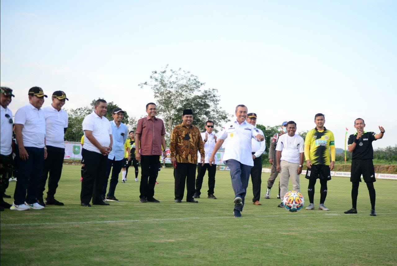 Buka Laga Eksebisi Sepakbola Pemprov Riau vs Pemkab Rohul, Gubri: Lapangan Ini Tidak Ada Lawan