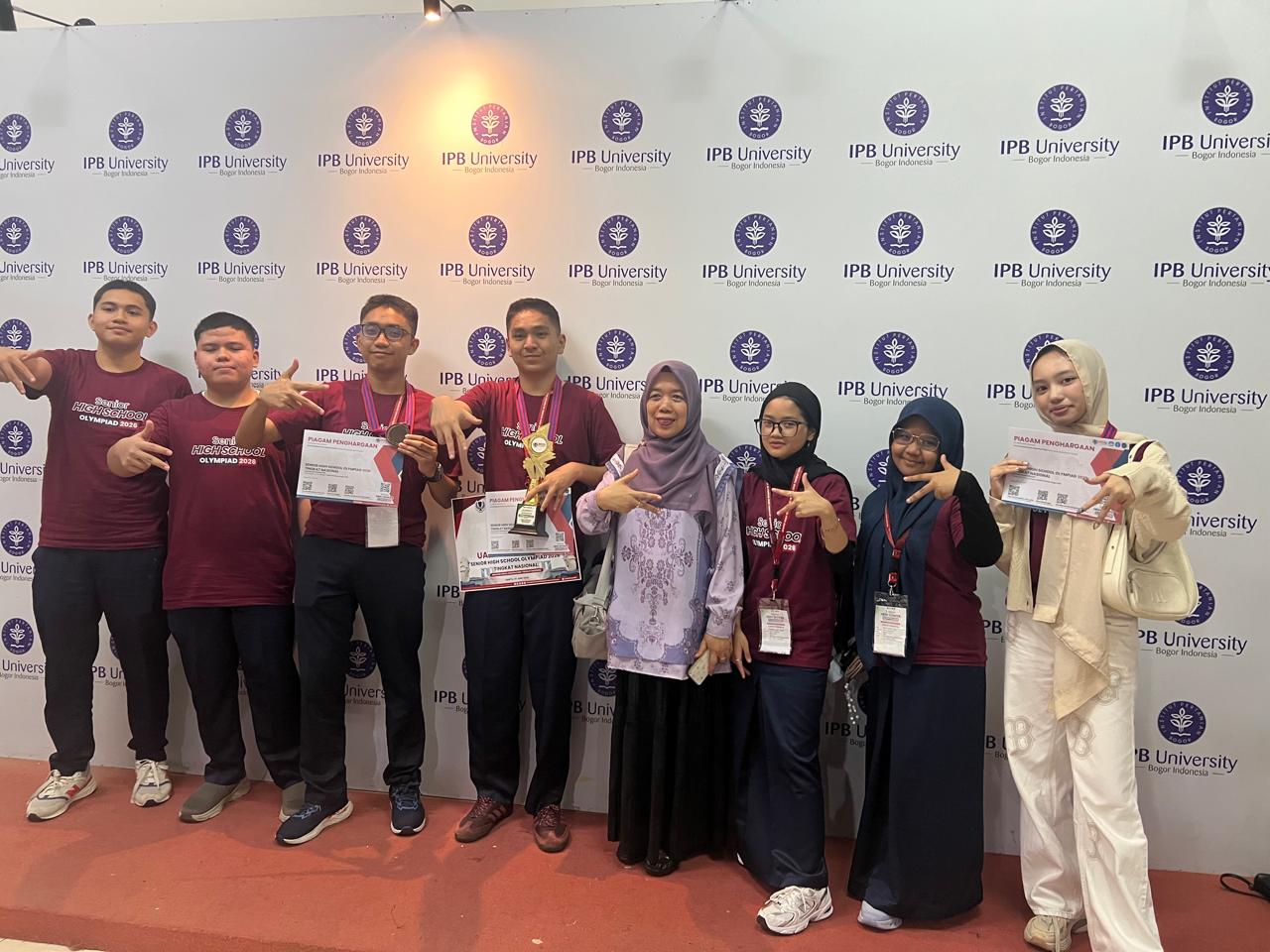 Torehkan Prestasi Nasional, Siswa SMAN 8 Pekanbaru Bawa Pulang Emas dan Perunggu