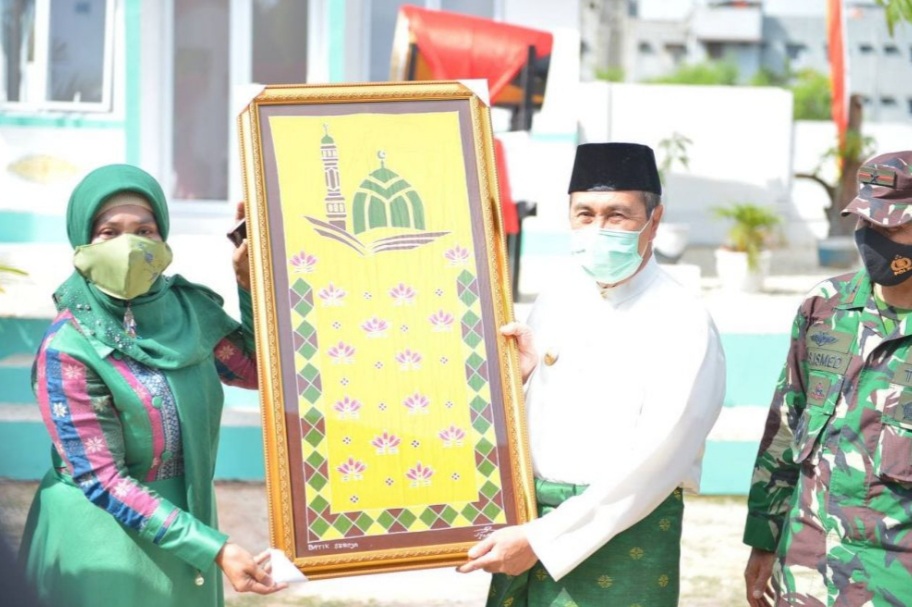 Terima Cinderamata Batik Seroja UMKM Binaan Panggung Toktan, Gubri: Segera Urus Hak Paten