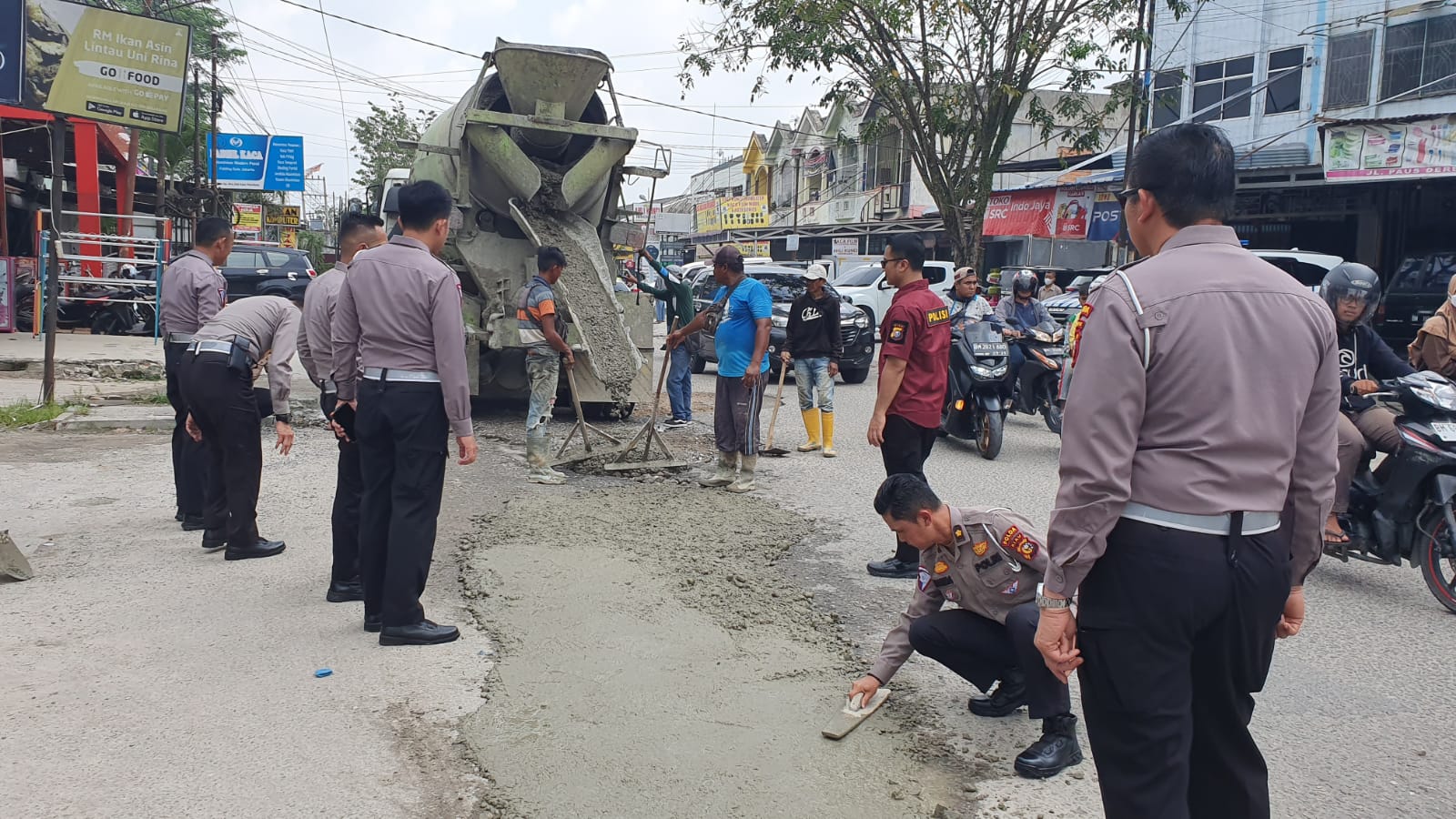 Ditlantas Polda Riau Cor Lubang di Sepanjang Jalan Paus Pekanbaru