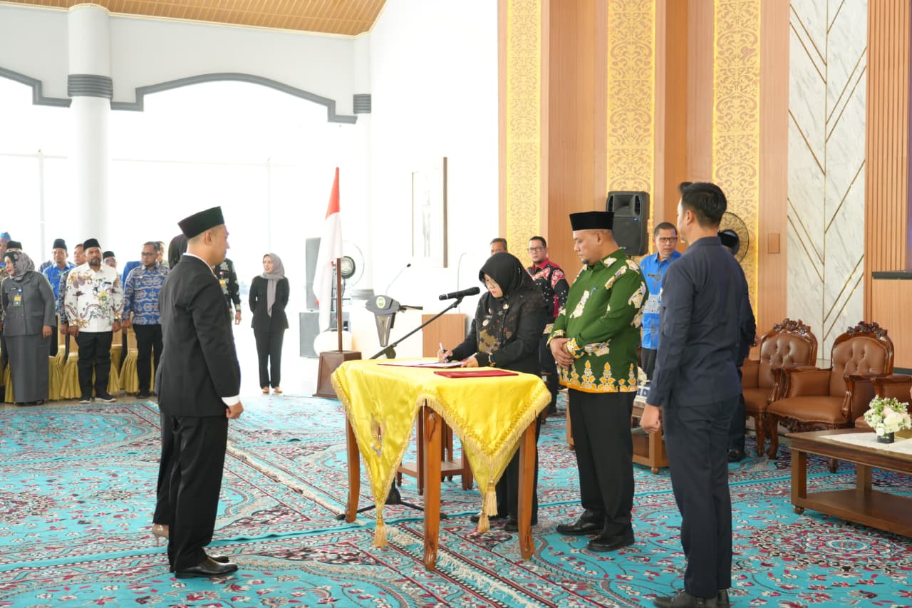 Lantik 60 Pejabat Administrator dan Pengawas, Bupati Siak Afni Tekankan ASN Melayani Masyarakat