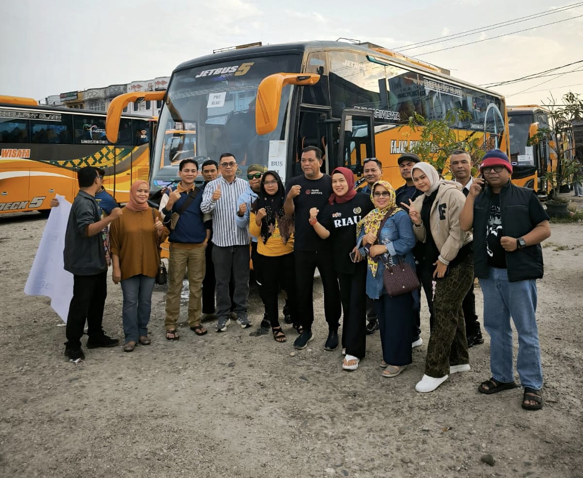 Lepas Rombongan PWI Riau Menuju HPN Banten, Raja Isyam Azwar: Tetap Jaga Kesehatan dan Kekompakkan