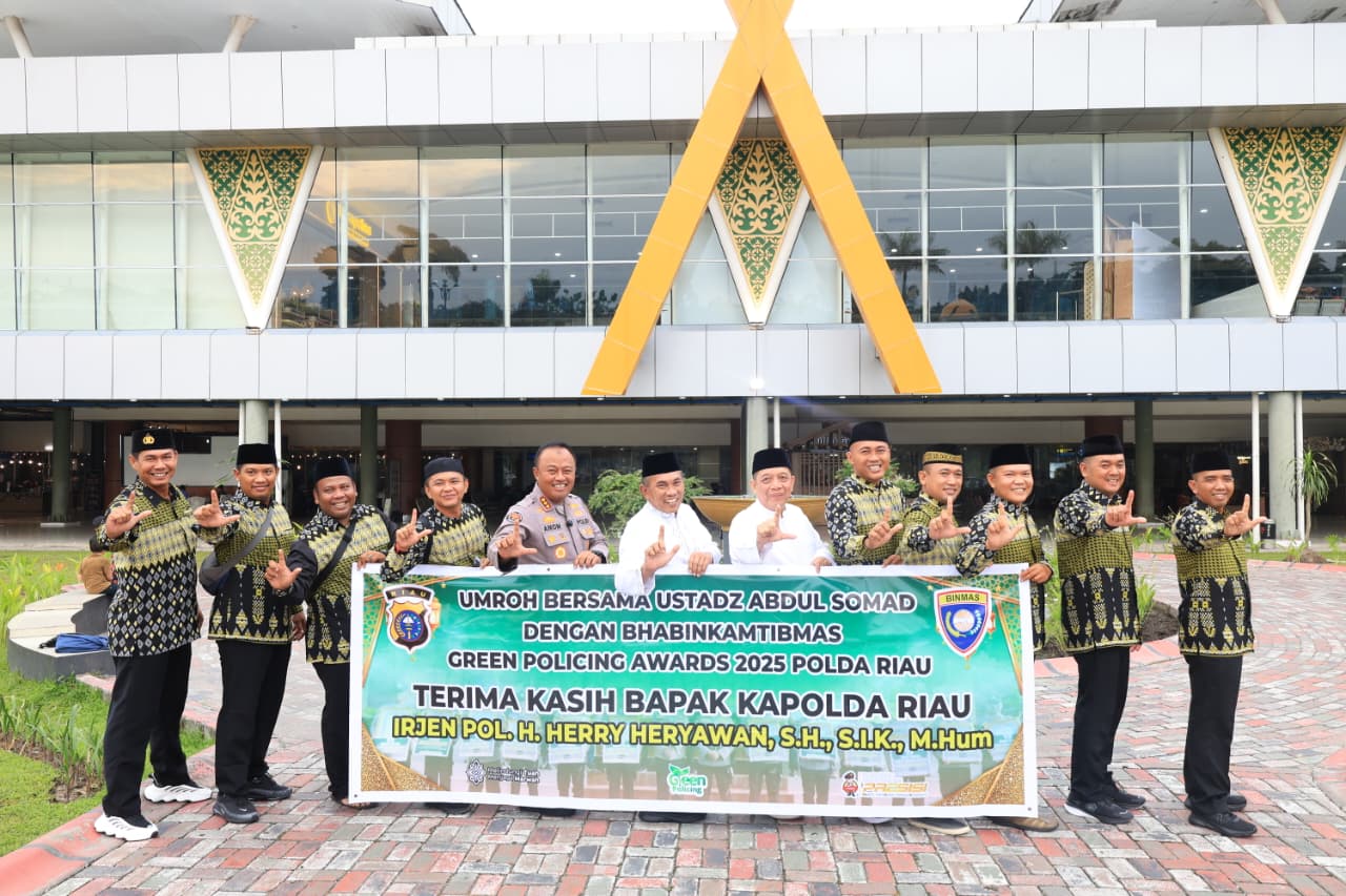 Polda Riau Berangkatkan 10 Bhabin Peraih Green Policing Award Umroh ke Tanah Suci