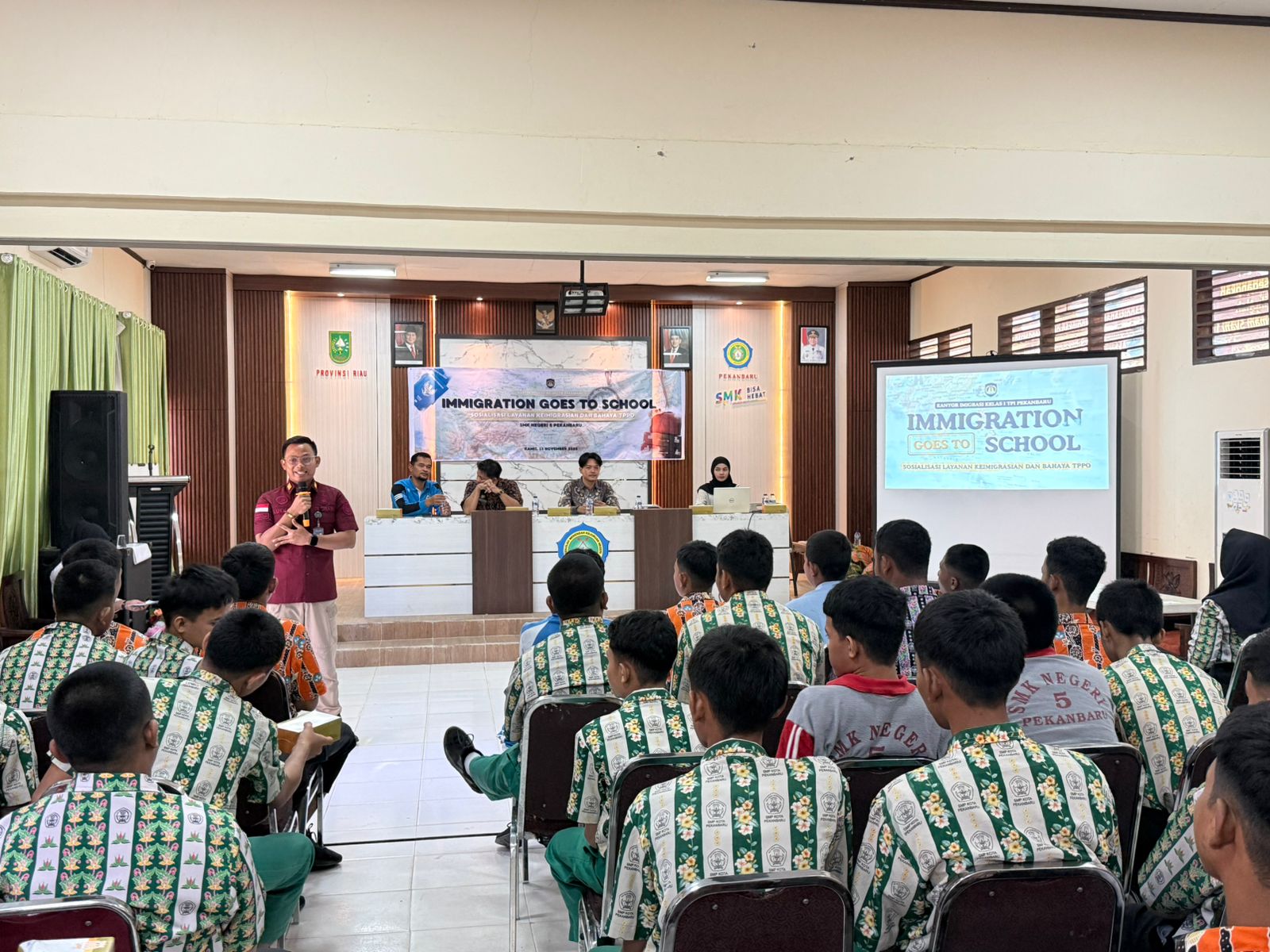 Dekatkan Layanan ke Generasi Muda, Imigrasi Pekanbaru Gelar  Immigration Goes to School” di SMKN 5 Pekanbaru