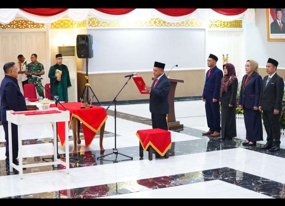 Perkuat Keterbukaan Informasi Publik, Plt Gubri Lantik Lima Komisioner KI Riau