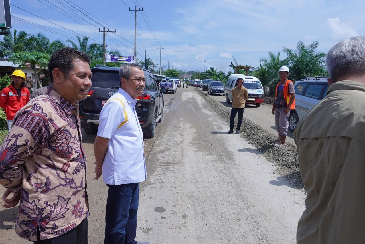 Libur Nasional, Gubri Syamsuar Tinjau Proyek Jalan Tapung-Tandun