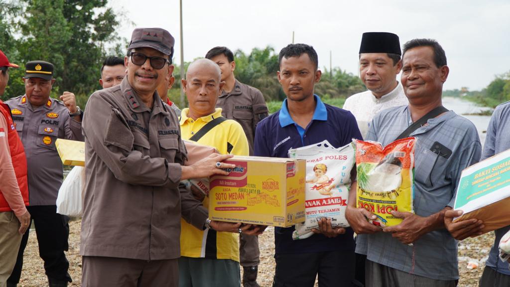 Sambangi Posko Banjir di Desa Rantau Baru, Kajati Riau Minta Masyarakat Tetap Bersabar dan Ikhlas