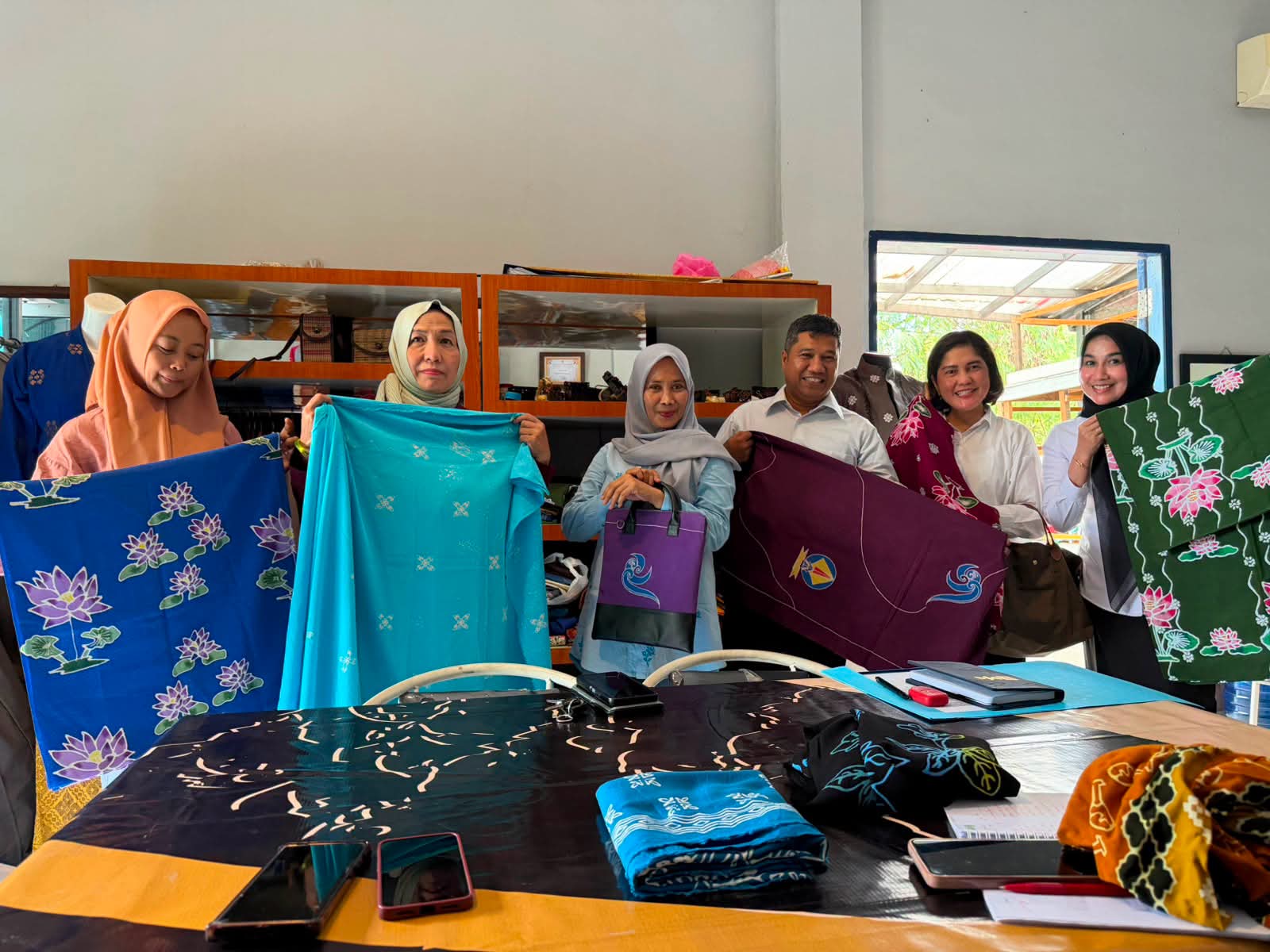 Melalui Hak Cipta, Kemenkum Riau Dampingi Rumah Batik Seroja Kreatif Lindungi Karya Motif Batik