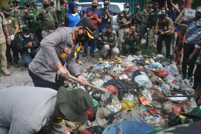 Kapolda Riau Bersama Danrem 031/WB dan Kapolresta Bersihkan Sampah di Senapelan