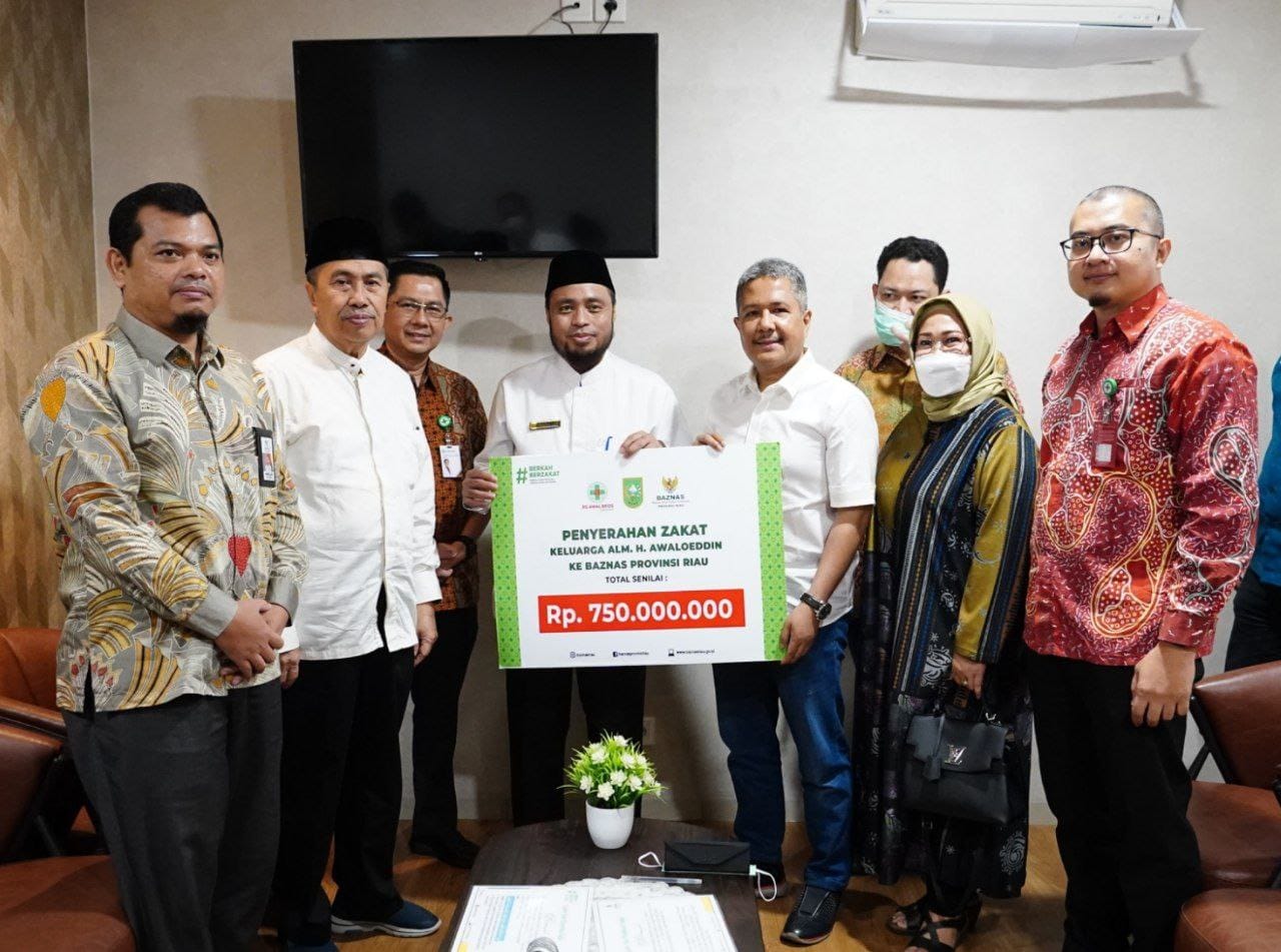 RS Awal Bros Serahkan Zakat Senilai Rp 750 Juta ke Baznas Riau