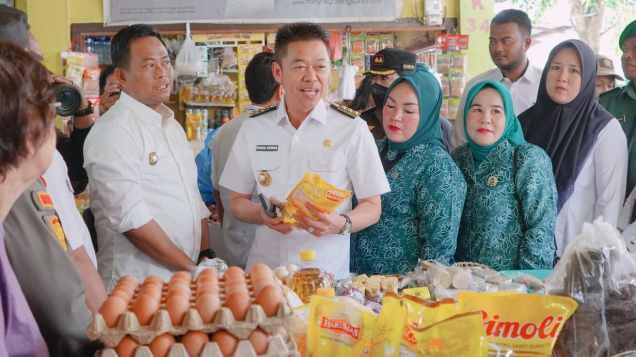 Bupati Rohil Bersama Forkopimda Cek Harga dan Ketersediaan Sembako di Pasar Datuk Rubiah