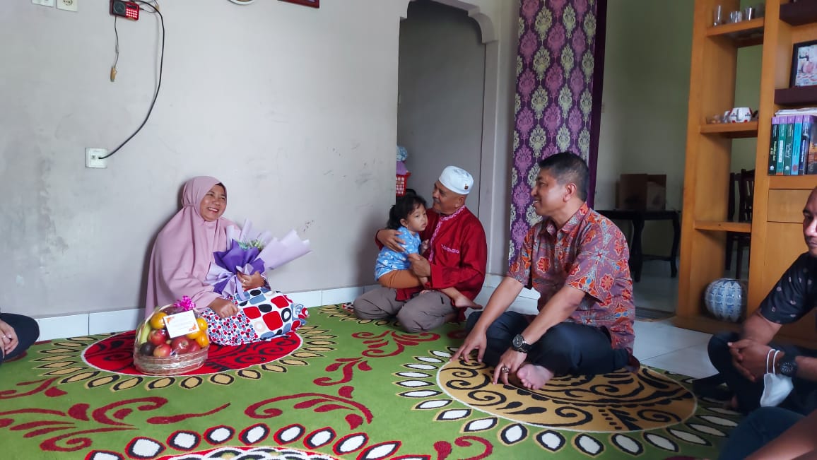 Hari Guru Nasional ke-77, Dit Intelkam Polda Riau Bagikan Sembako ke Guru SDN 26 Pekanbaru