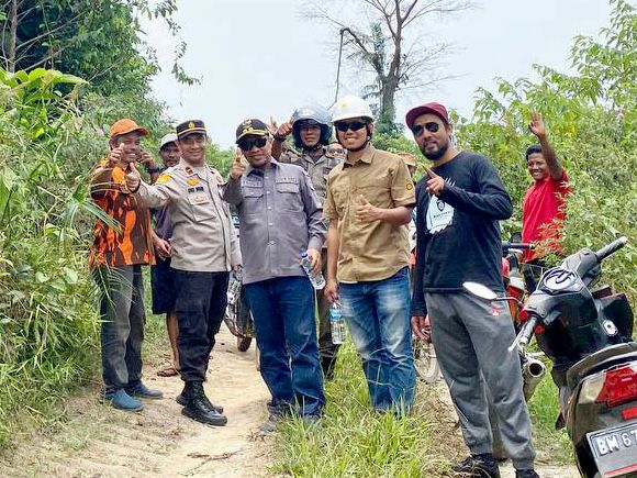 Pastikan Jaringan Listrik, Wabup Bengkalis Bagus Santoso dan Manager PLN Susuri Desa Eks Transmigrasi