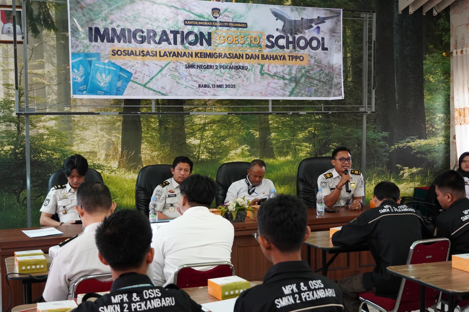 Immigration Goes to School, Imigrasi Pekanbaru Edukasi Pelajar SMKN 2 tentang Layanan Keimigrasian dan Bahaya TPPO