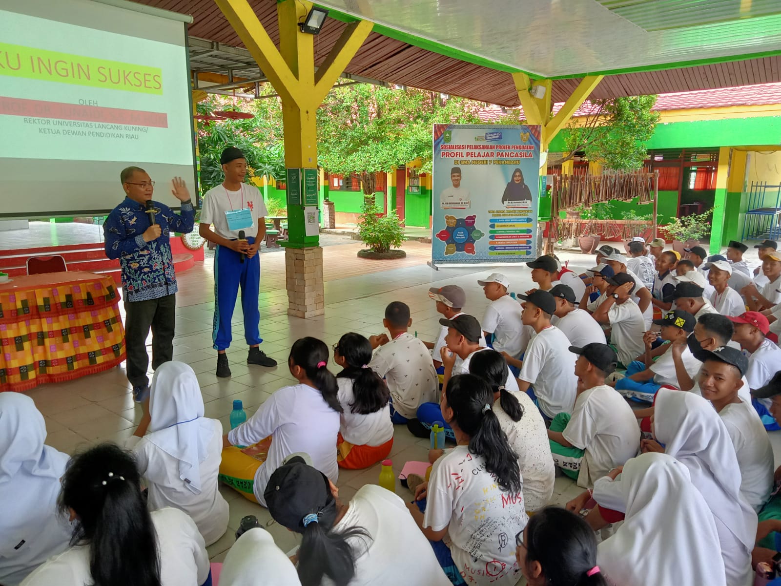 Kunjungi SMAN 7 Pekanbaru, Rektor Unilak Beri Motivasi Siswa Kelas 10