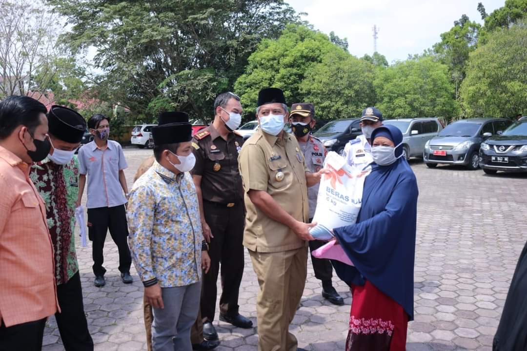 Pemkab Siak Salurkan Bansos ke Warga Terdampak PPKM