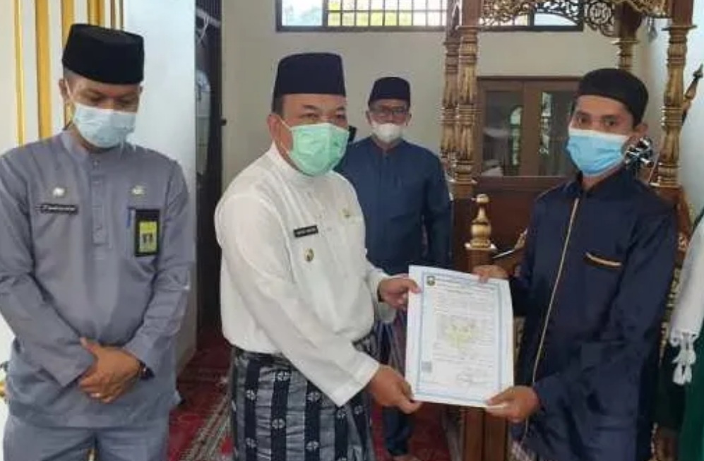 Sholat Jumat di Masjid Al Furqon Kwalian, Wabup Husni Serahkan Surat IMB