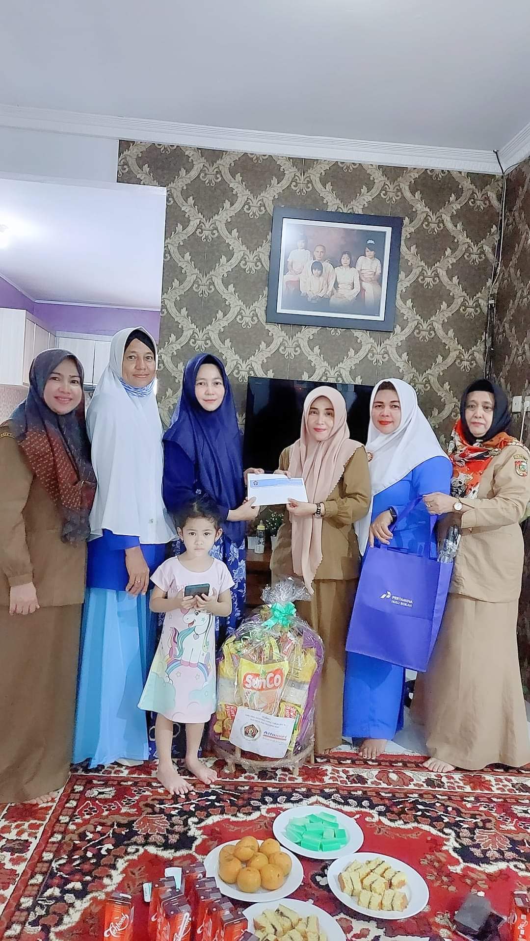 Sempena HPN, IKWI Riau dan PWI Peduli Serahkan Paket Sembako ke Keluarga Almarhum Wartawan