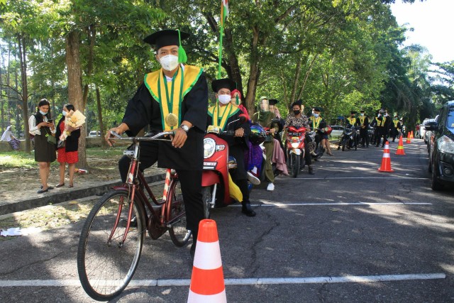 Muhammad Rafi Gunakan Sepeda Onthel Datang ke Wisuda Drive Thru Unilak