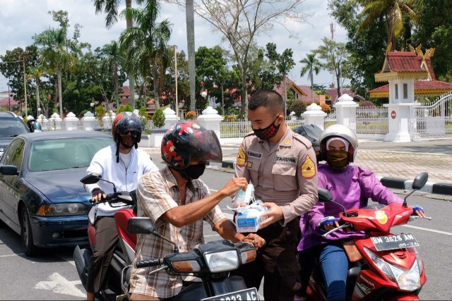 Hari Sumpah Pemuda, Taruna Akpol Riau Gelar Baksos