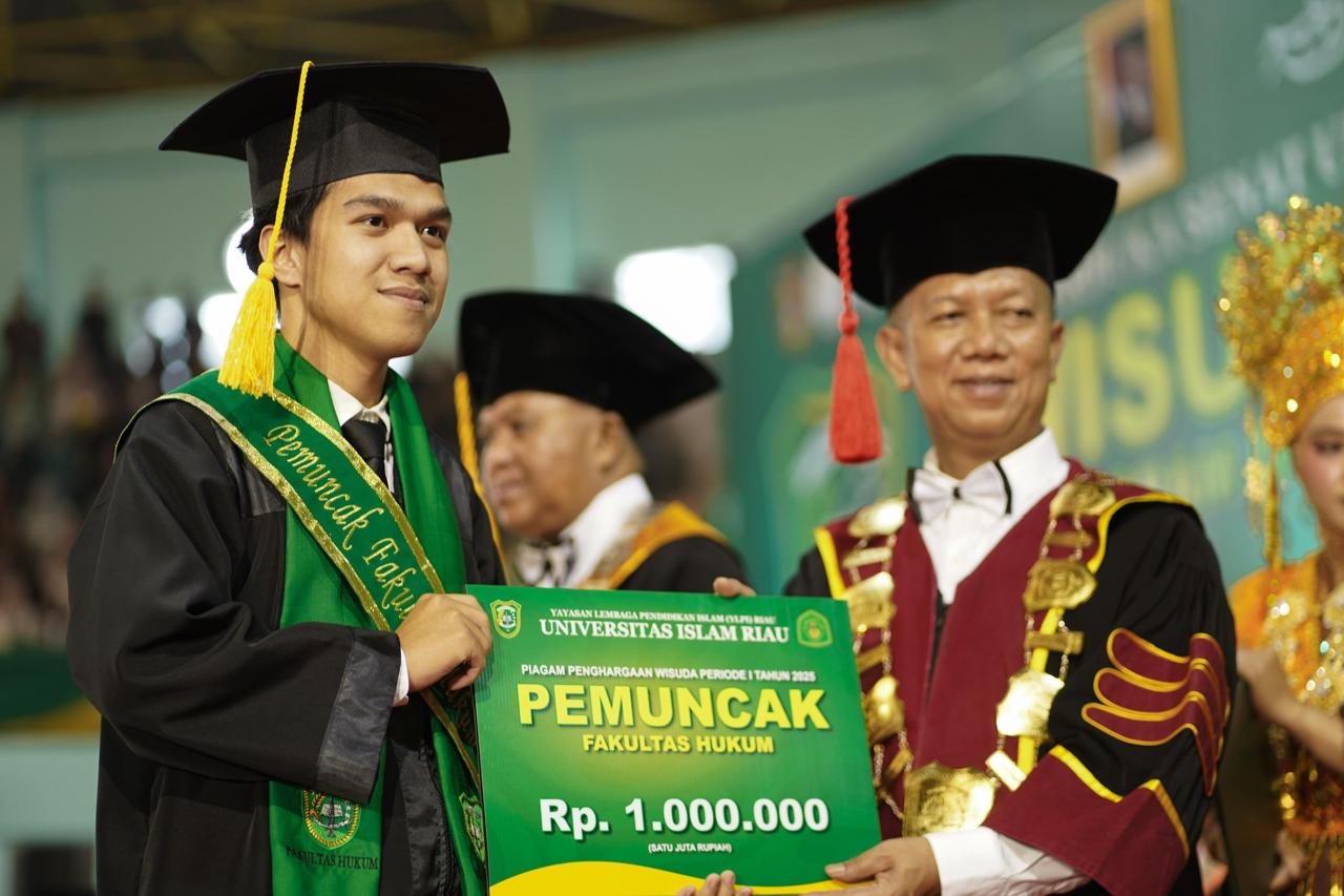 UIR Kukuhkan 1.118 Wisudawan, Prof Syafrinaldi: Wisuda Tahun Ini Kita Rasakan Begitu Sangat Istimewa Sekali